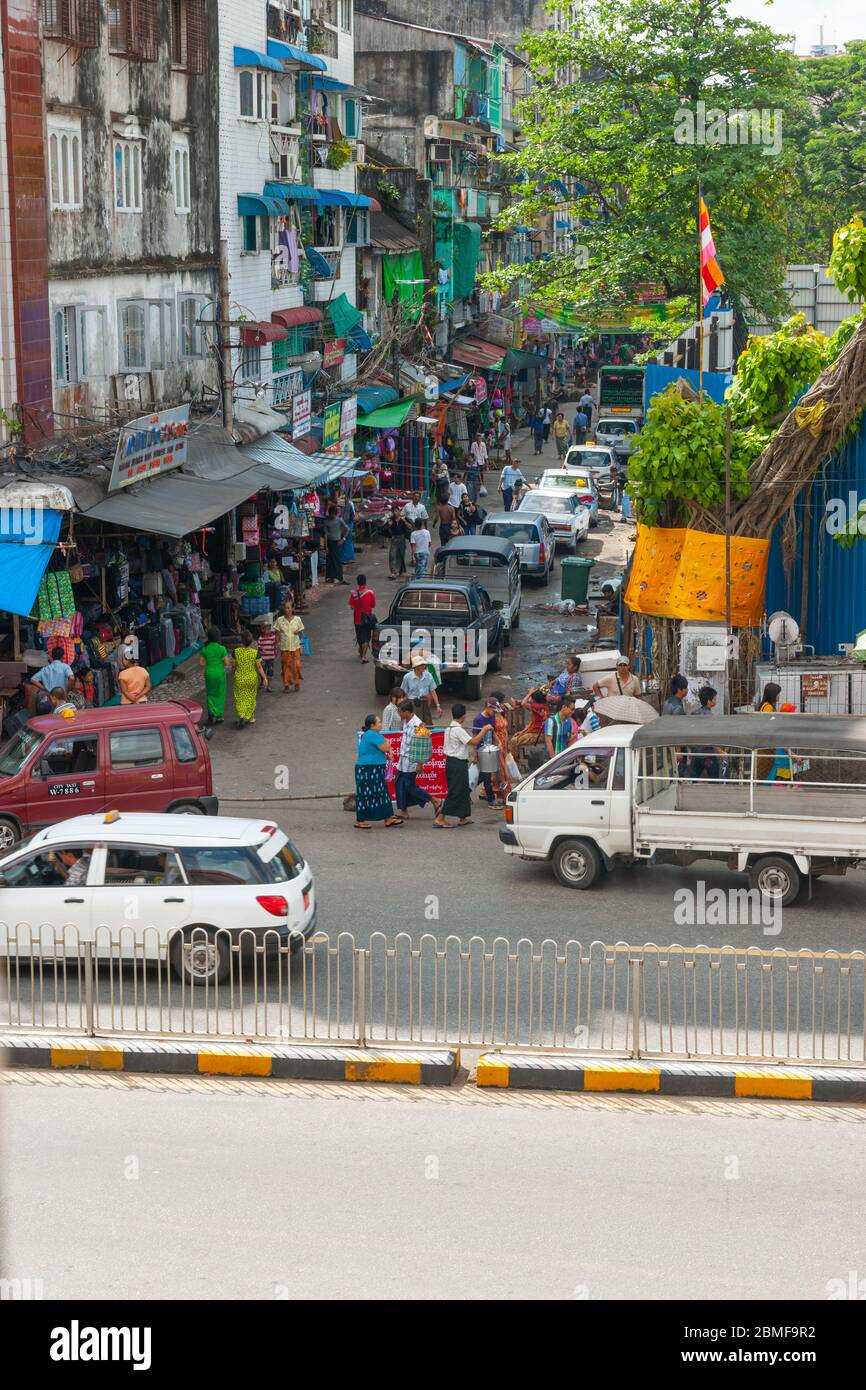 Yangon Myanmar - Oktober 26 2013; typisch asiatische Stadtstraße in Burma in vertcial Zusammensetzung. Stockfoto