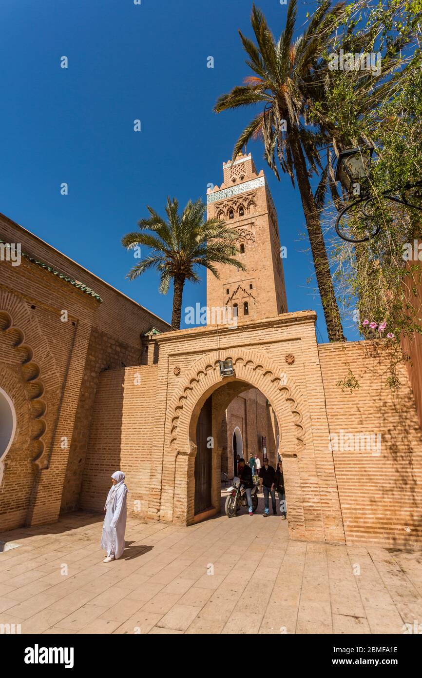 Blick auf die Koutoubia-Moschee und den Torbogen während des Tages, Marrakesch, Marokko, Nordafrika, Afrika Stockfoto