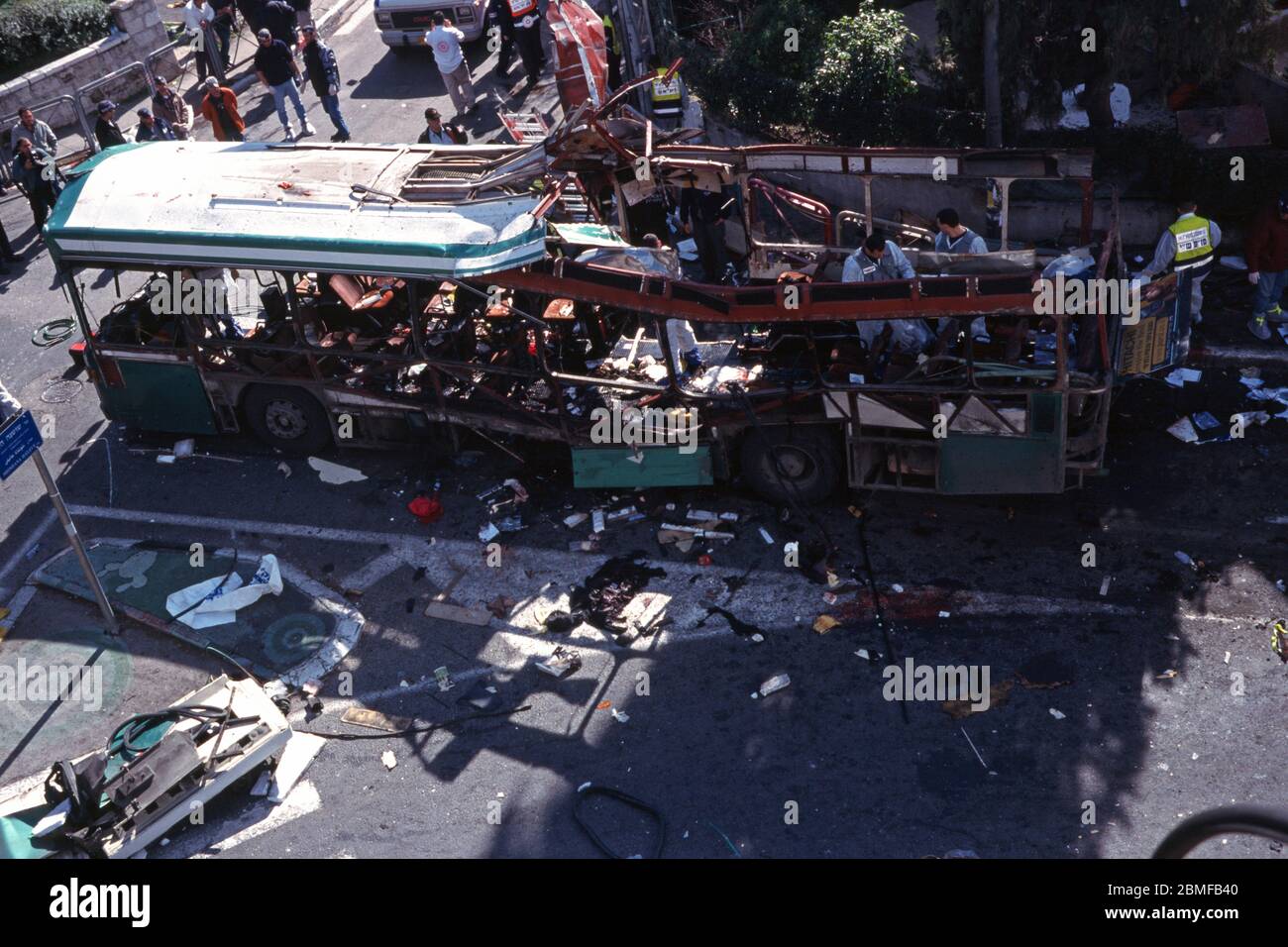 Israel, Jerusalem, 29. Januar 2004. Die Kriminalexperten der israelischen Polizei in Gerichtsverfahren durchsibern die Trümmer aus dem Wrack eines Egged-Busses #19, der von einem palästinensischen Selbstmordattentäter angegriffen wurde, der sich selbst in die Luft sprengte und 11 Menschen tötete und über 50 Menschen in der Rehavia-Nachbarschaft Westjerusalem Israel verletzte Stockfoto