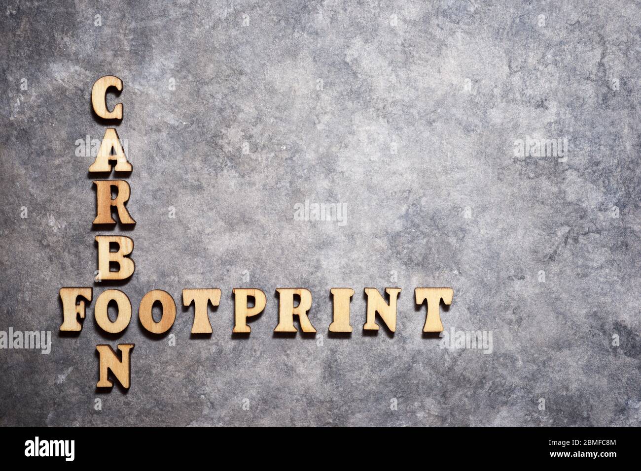 Text auf grauem Papier für CO2-Fußabdruck. Stockfoto
