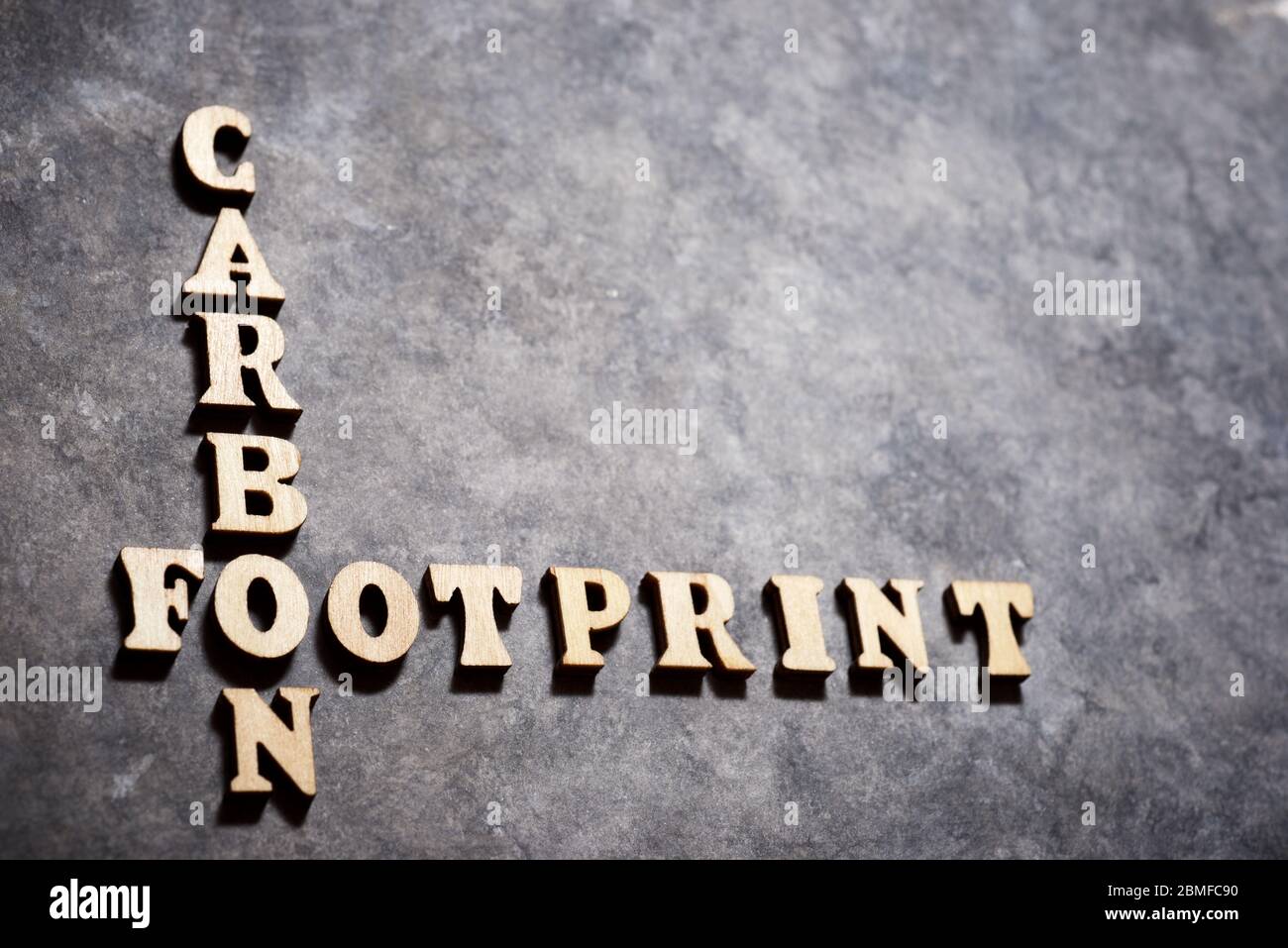 Text auf grauem Papier für CO2-Fußabdruck. Stockfoto