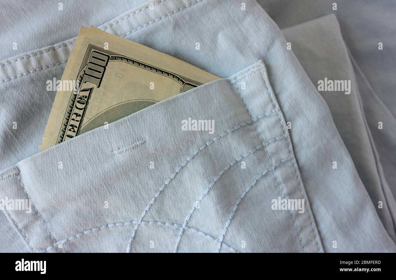 American Money in der Gesäßtasche der blauen Jeans. Nahaufnahme einer 100-Dollar-Banknote. Stockfoto