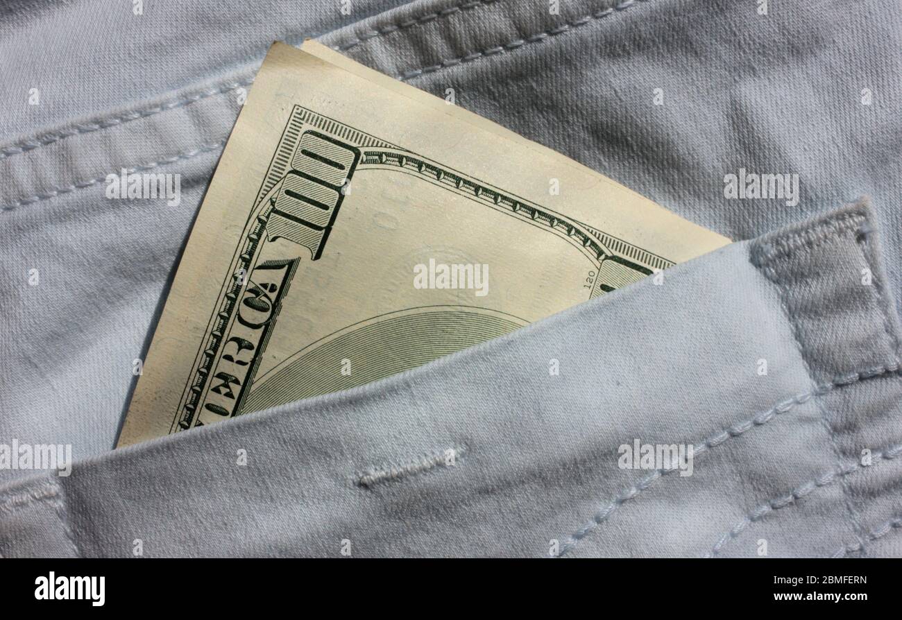 American Money in der Gesäßtasche der blauen Jeans. Nahaufnahme einer 100-Dollar-Banknote. Stockfoto