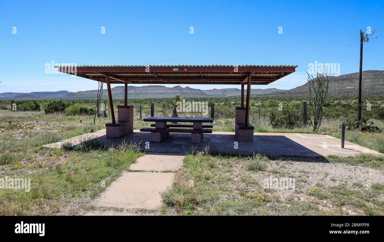Schattiger Picknicktisch an einem Picknickbereich am Straßenrand in Southwest Texas Stockfoto