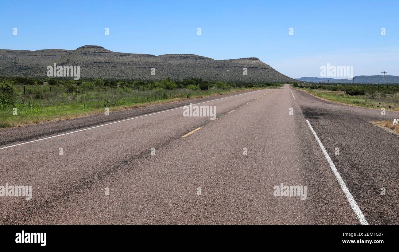 Die offene Straße, auf der die US-90 durch den Sanderson Canyon im Südwesten von Texas führt Stockfoto