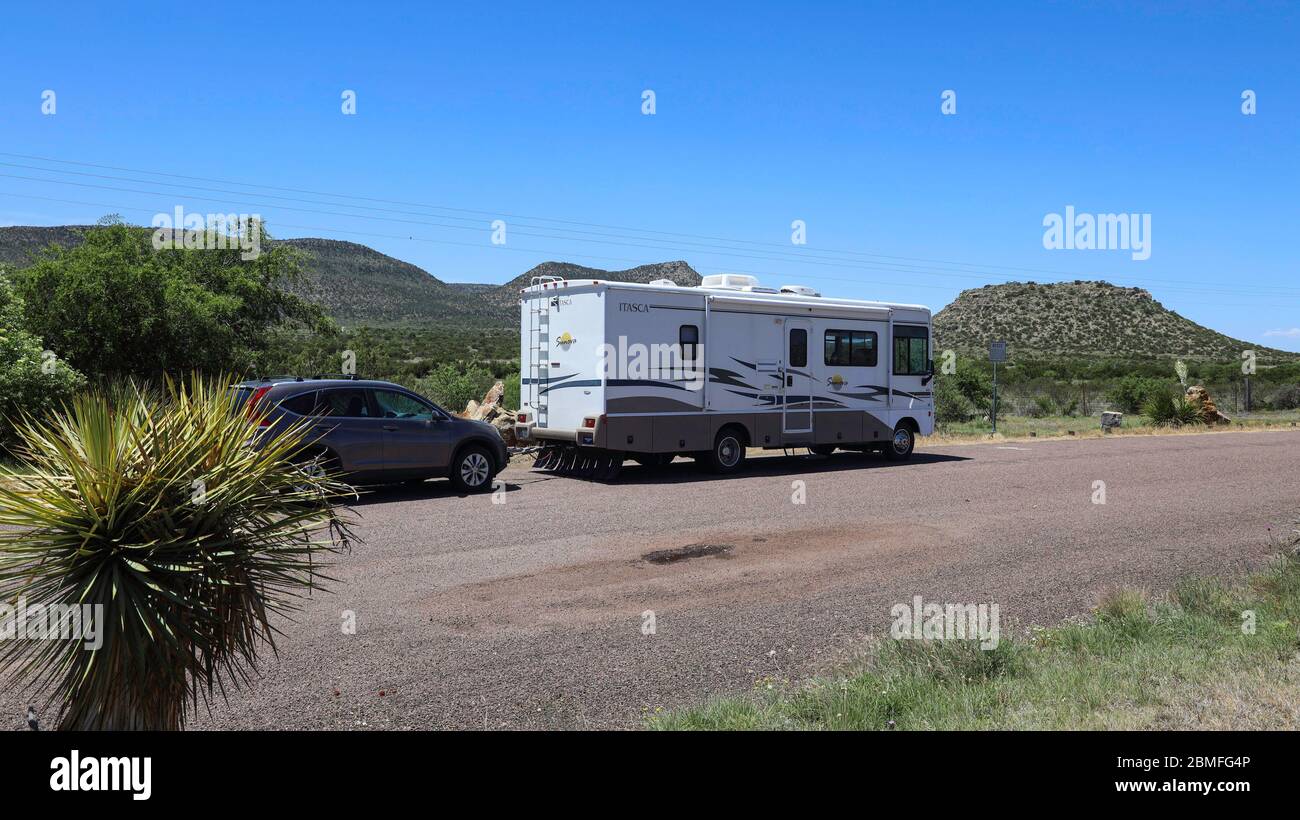 Ein Wohnmobil mit Auto hält für eine Pause von der Reise an einem Picknick-Bereich am Sanderson Canyon in der Nähe von Marathon, Southwest Texas Stockfoto