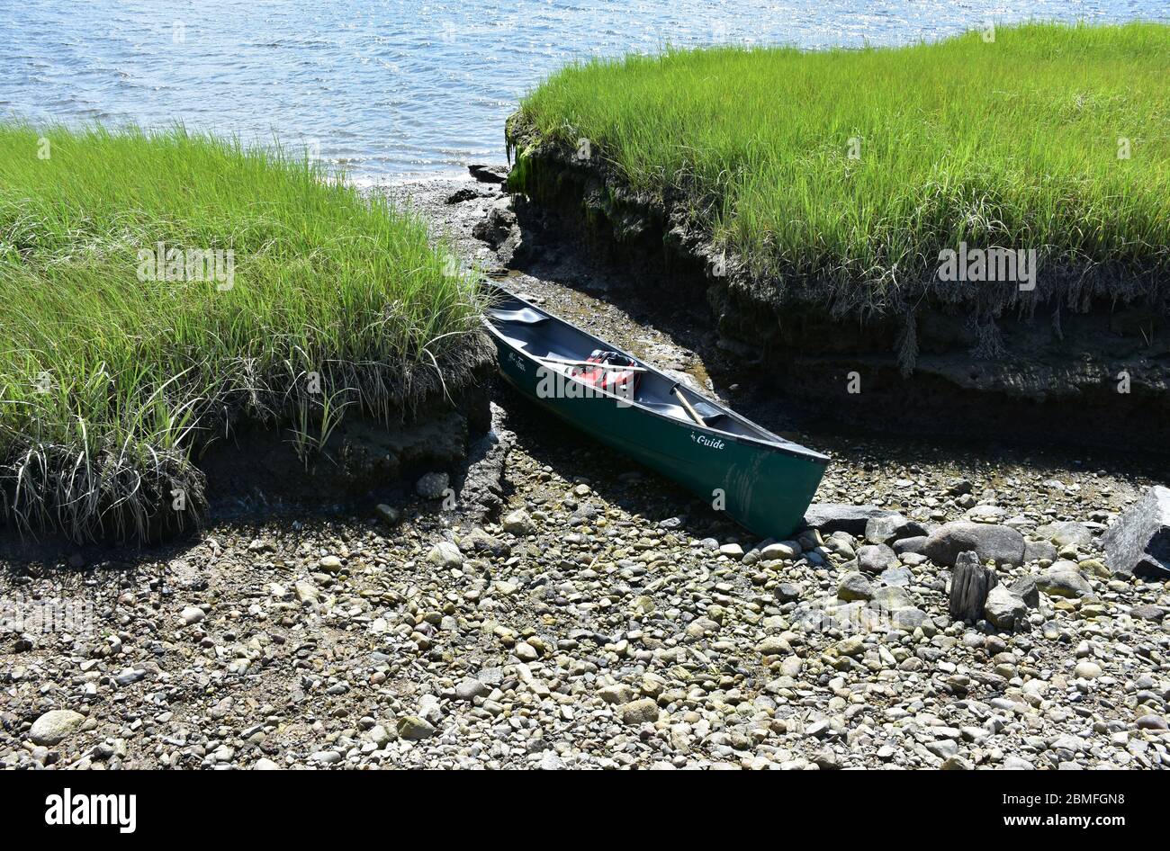 Kanu zog auf einem Felsen Ufer auf einem Fluss. Stockfoto