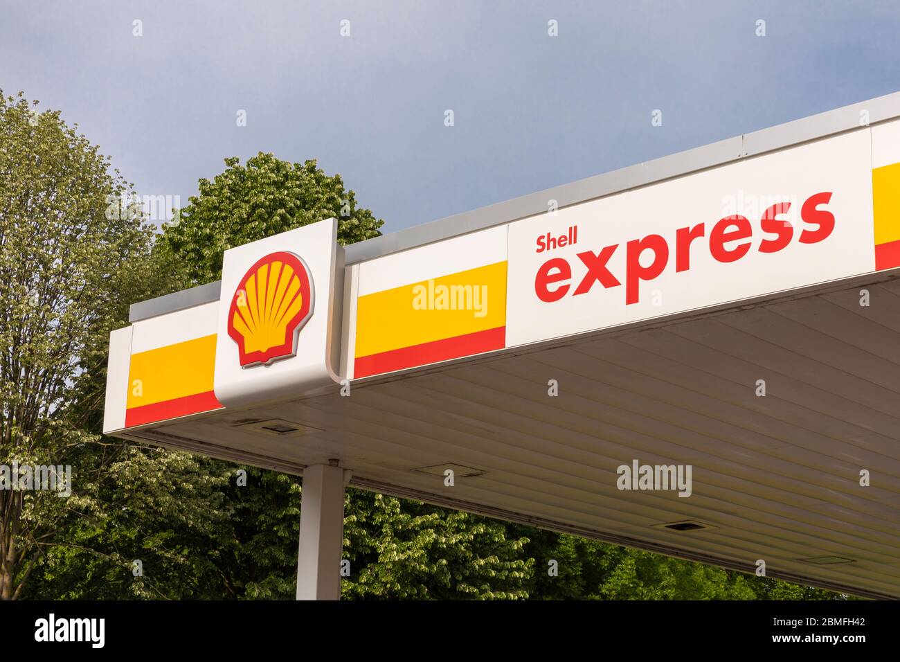 Eindhoven, Niederlande, 8. Mai 2020. Die Außenfassade von Royal Dutch Shell, dem niederländischen multinationalen Unternehmen in Eindhoven an einem sonnigen Tag mit grünen Tre Stockfoto