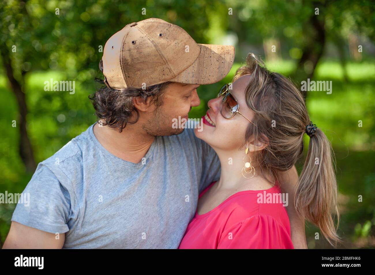 Schönes Paar starrt sich in einer romantischen Szene an. Stockfoto