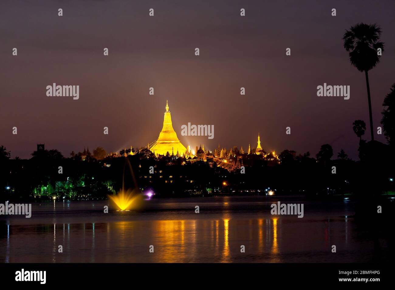 Blick über den Kandawgyi See zur Shwedagon Pagode auf dem Singuttara Hill, in Yangon (Rangun), Myanmar Stockfoto
