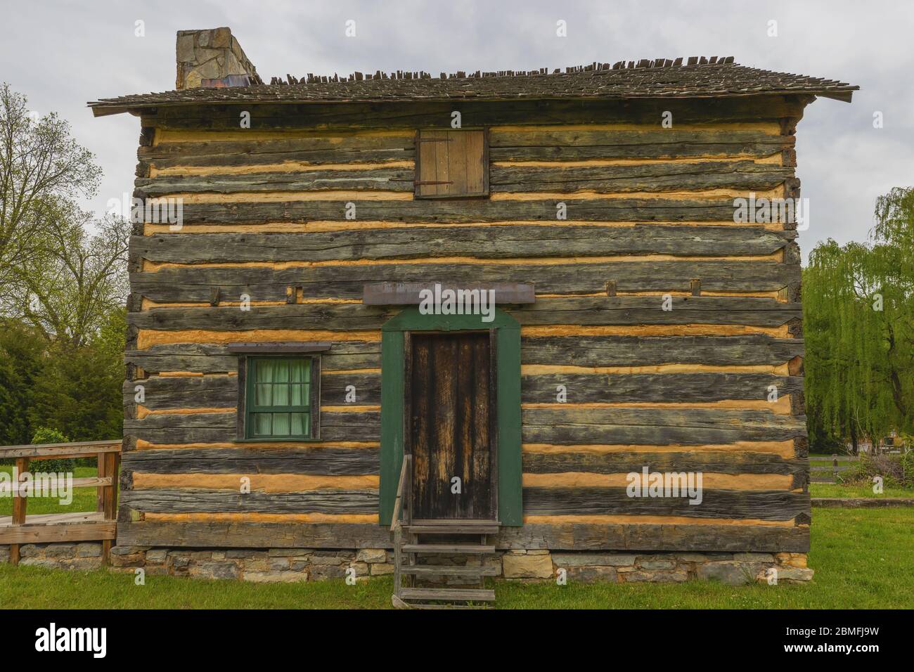 Greenville Tennessee, USA - 29. April 2020: Das ursprüngliche Babb Blockhaus wurde in den Nationalpark verlegt. Stockfoto