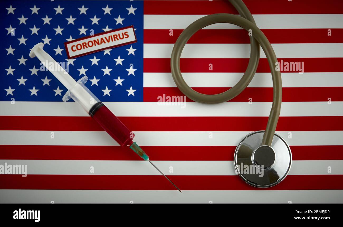 Stethoskop und Spritze auf US-Flagge mit Coronavirus-Etikett Stockfoto