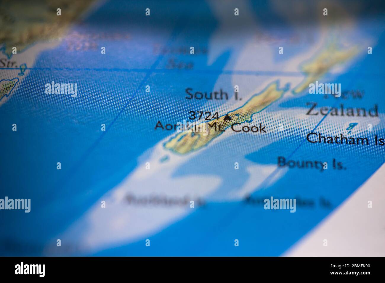 Geringe Schärfentiefe Fokus auf geografische Kartenposition des Mount Cook in Neuseeland im Australasia Kontinent auf Atlas Stockfoto