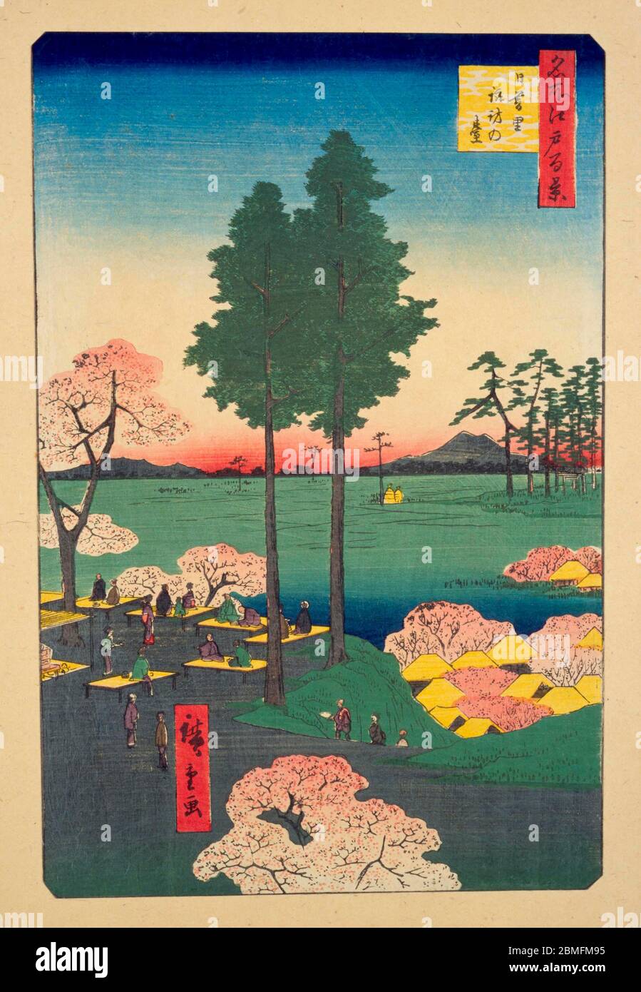 [ 1850er Japan - Kirschblüte im Schrein ] - Kirschblüte auf dem Gelände des Suwa Myojin Schreines in Edo (heute Tokio), 1856 (Ansei 3). Im Hintergrund ist der Berg Tsukuba zu sehen. Dieser Holzschnitt ist Bild 15 in hundert berühmten Ansichten von Edo (名所江戸百景, Meisho Edo Hyakkei), einer Serie von Ukiyoe Künstler Utagawa Hiroshige (歌川広重, 1797–1858) erstellt. Es ist eine von 42 Frühlingsszenen der Serie. Titel: Suwa Bluff in Nippori (日暮里諏訪の台, Nippori Suwanodai) Vintage Ukiyoe Holzschnitt aus dem 19. Jahrhundert. Stockfoto