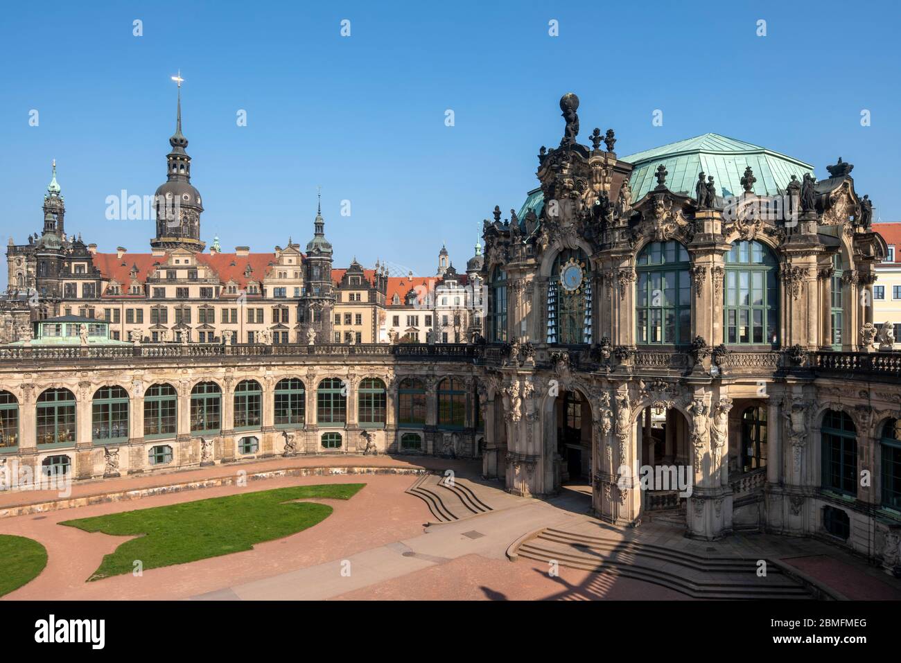 Dresden, Zwinger, Glockenspielpavillon, dahinter das Residenzschloss Stockfoto