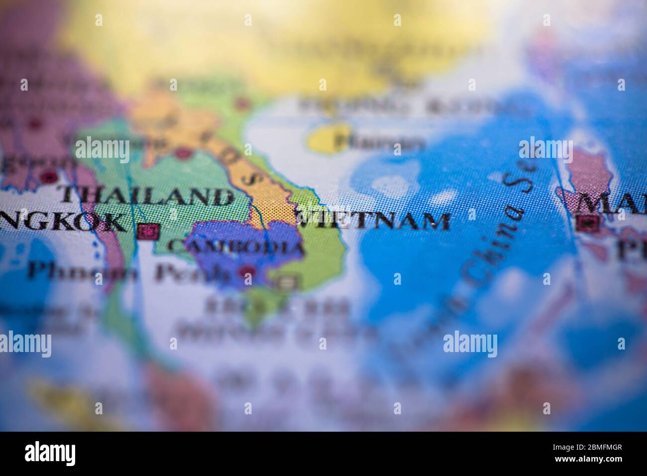 Geringe Schärfentiefe Fokus auf geografische Karte Lage des Landes Vietnam in Asien Kontinent auf Atlas Stockfoto