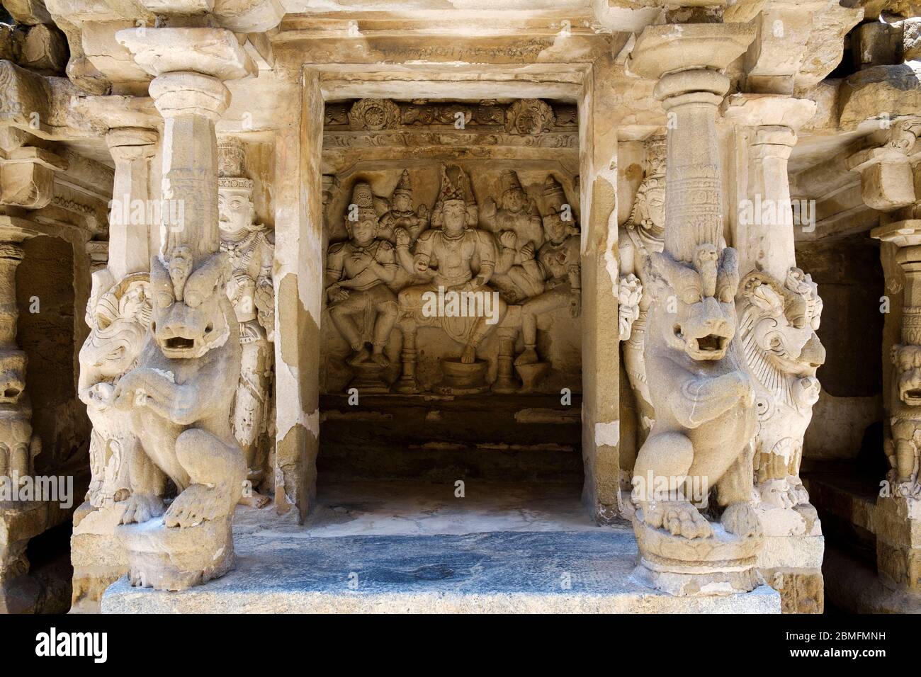 Eine Nische mit Stein-geschnitzten Gottheiten und mythologischen löwenförmigen Säulen am Kailasanathar Tempel, Kanchipuram, Tamil Nadu, Indien. Stockfoto