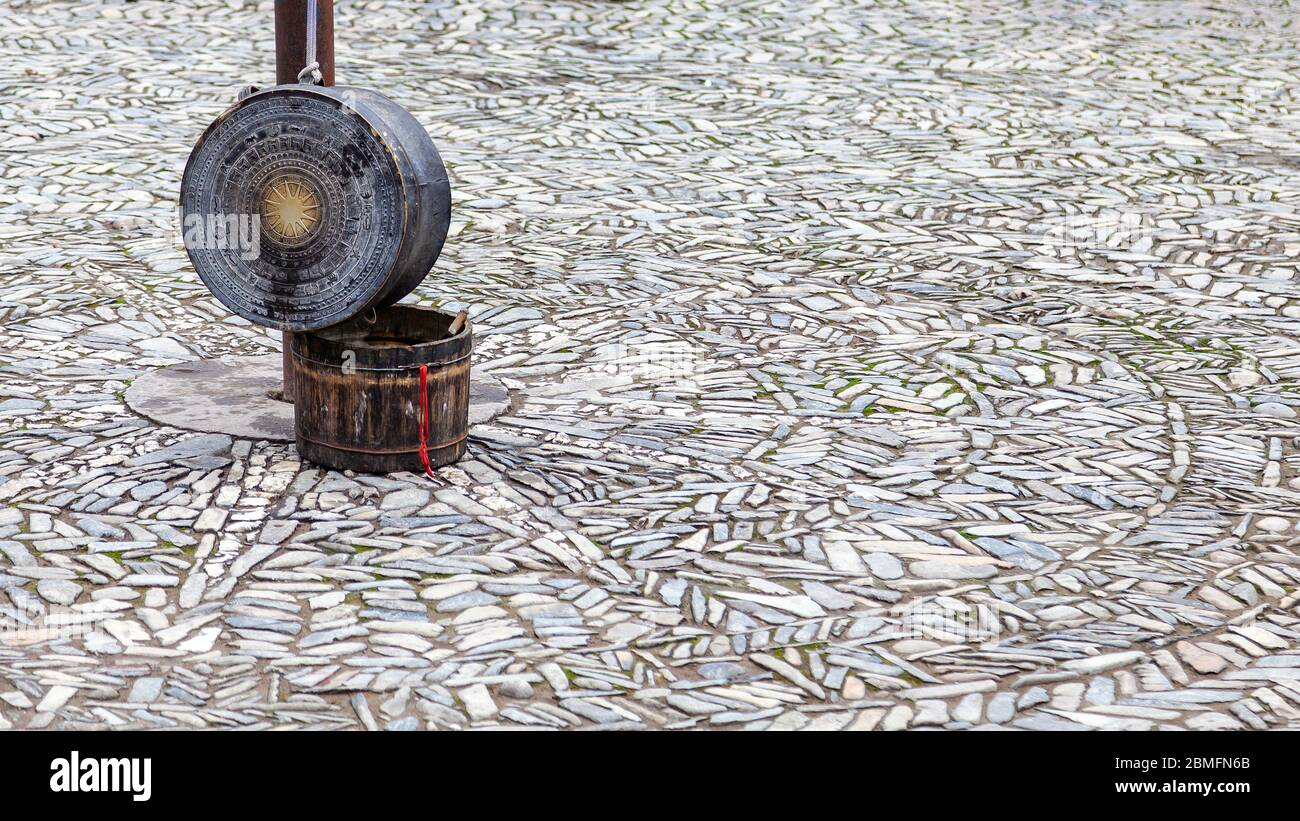 Das zentrale Gebiet eines lokalen Dorfes, das zu den Longde Long Rock Miao Menschen gehört. Traditionelle Trommel in der Mitte des wunderschön dekorierten Platzes Stockfoto