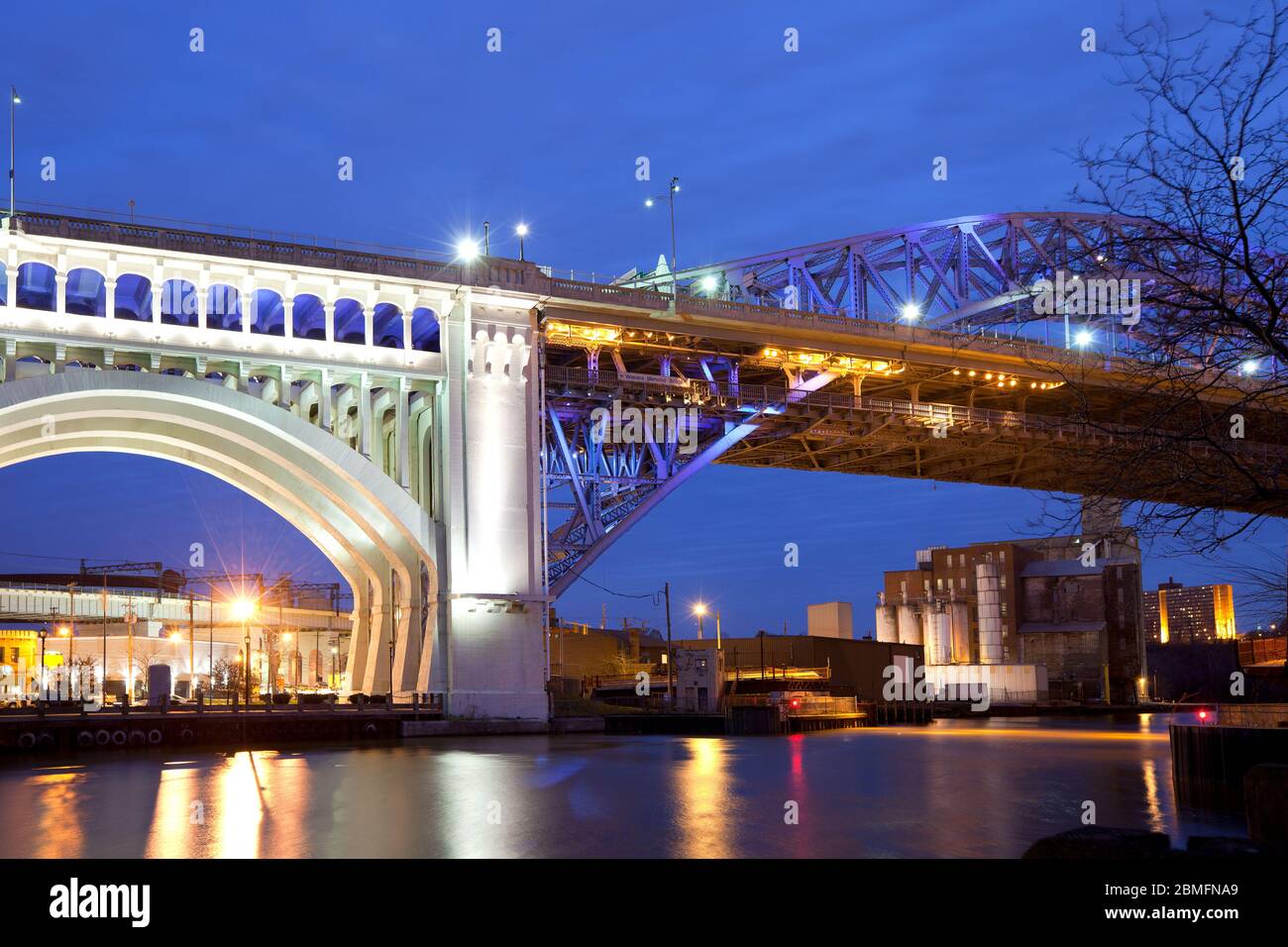 Beleuchtete Ansicht der Veterans Memorial Bridge bei Nacht, Cleveland, Ohio, USA Stockfoto