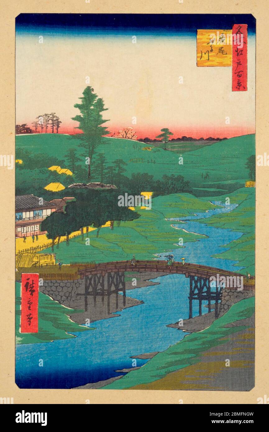 [ 1850er Japan - Brücke in Shibuya ] - EINE Brücke über den Furukawa Fluss in Shibuya, Edo (aktuelle Tokyo), 1856 (Ansei 3). Auf der linken Seite ist das Kitsune (Fox) Restaurant zu sehen. Dieser Holzschnitt ist Bild 22 in hundert berühmten Ansichten von Edo (名所江戸百景, Meisho Edo Hyakkei), einer Serie von Ukiyoe Künstler Utagawa Hiroshige (歌川広重, 1797–1858) erstellt. Es ist eine von 42 Frühlingsszenen der Serie. Titel: Hiroo am Fluss Furukawa (広尾ふる川, Hiroo Furukawa) Vintage-Holzschnitt aus dem 19. Jahrhundert. Stockfoto