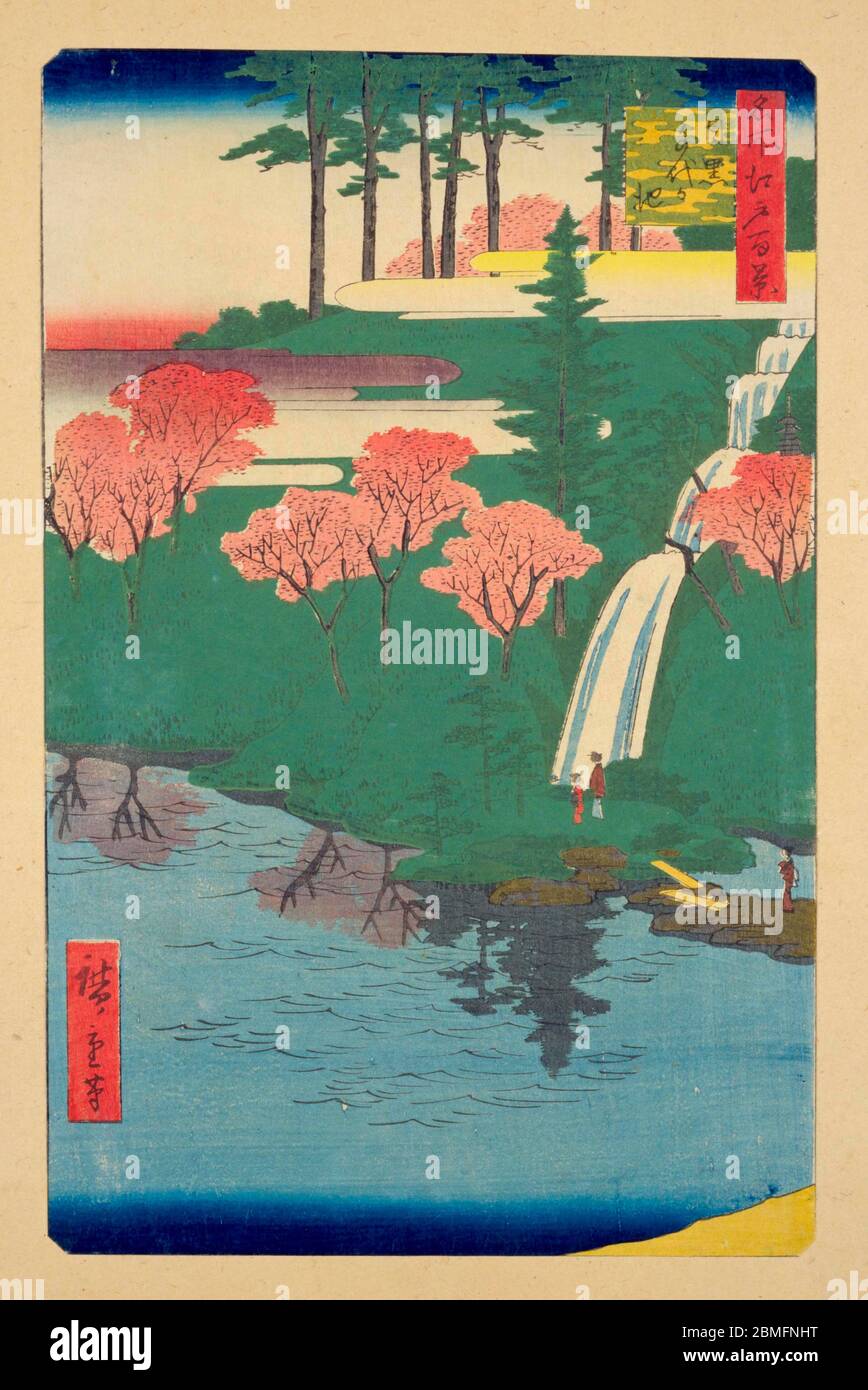 [ 1850er Japan - Kirschblüte und -Fälle ] - Kirschblüte, -Fälle und Chiyogaike Teich in Meguro, Edo (gegenwärtige Tokyo), 1856 (Ansei 3). Dieser Holzschnitt ist Bild 23 in hundert berühmten Ansichten von Edo (名所江戸百景, Meisho Edo Hyakkei), einer Serie von Ukiyoe Künstler Utagawa Hiroshige (歌川広重, 1797–1858) erstellt. Es ist eine von 42 Frühlingsszenen der Serie. Titel: Chiyogaike Teich in Meguro (目黒千代か池川, Meguro Chiyogaike) 19. Jahrhundert Vintage Ukiyoe Holzschnitt. Stockfoto