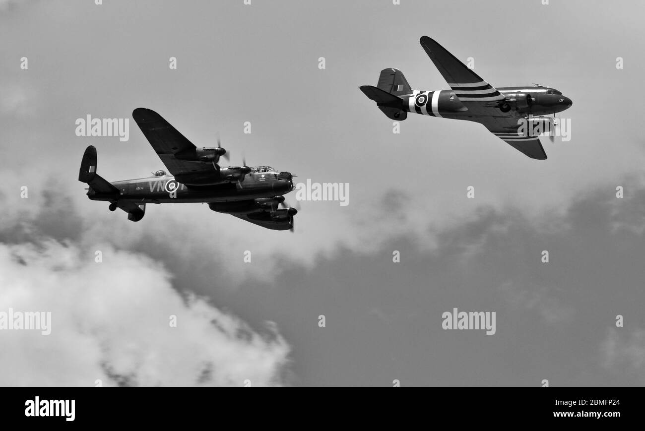 Die Schlacht um England Memorial Flight Avro Lancaster & Douglas C-47 Dakota Fliegen an der Royal International Air Tattoo 2018 RAF feiert 100 Stockfoto