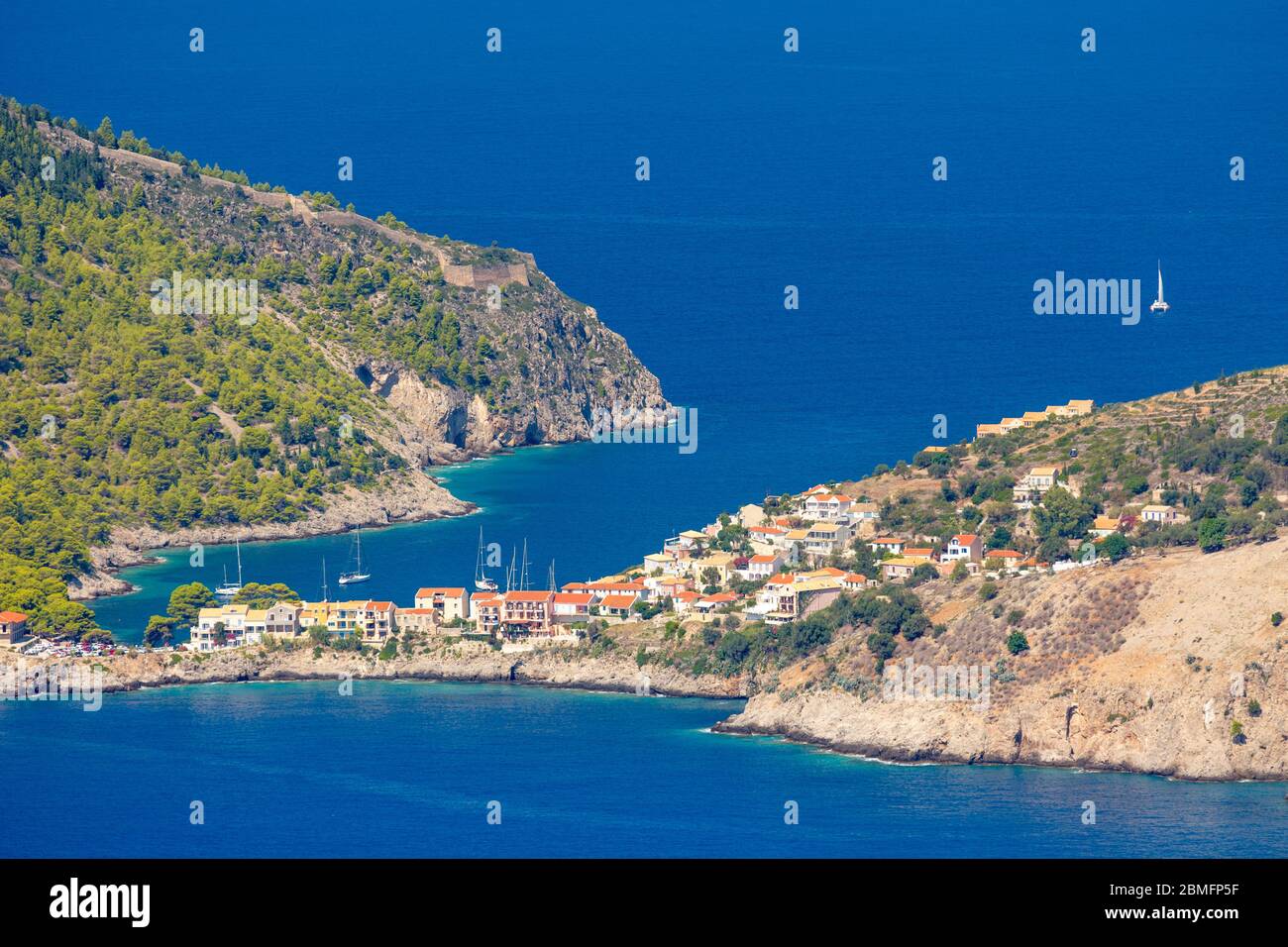 Fernsicht auf das traditionelle Dorf Assos, Kefalonia, Ionische Inseln, Griechenland Stockfoto Fernsicht auf das traditionelle Dorf Assos, Kefalonia, Ionische Inseln, Griechenland Stockfoto
