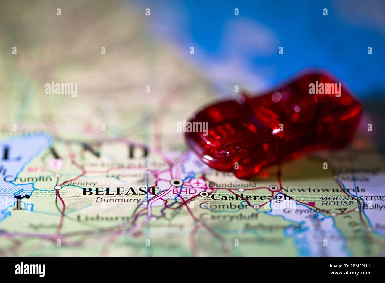 Geringe Schärfentiefe Fokus auf geografische Kartenposition der Stadt Belfast in Northern Island Großbritannien Europa Kontinent auf Atlas Stockfoto