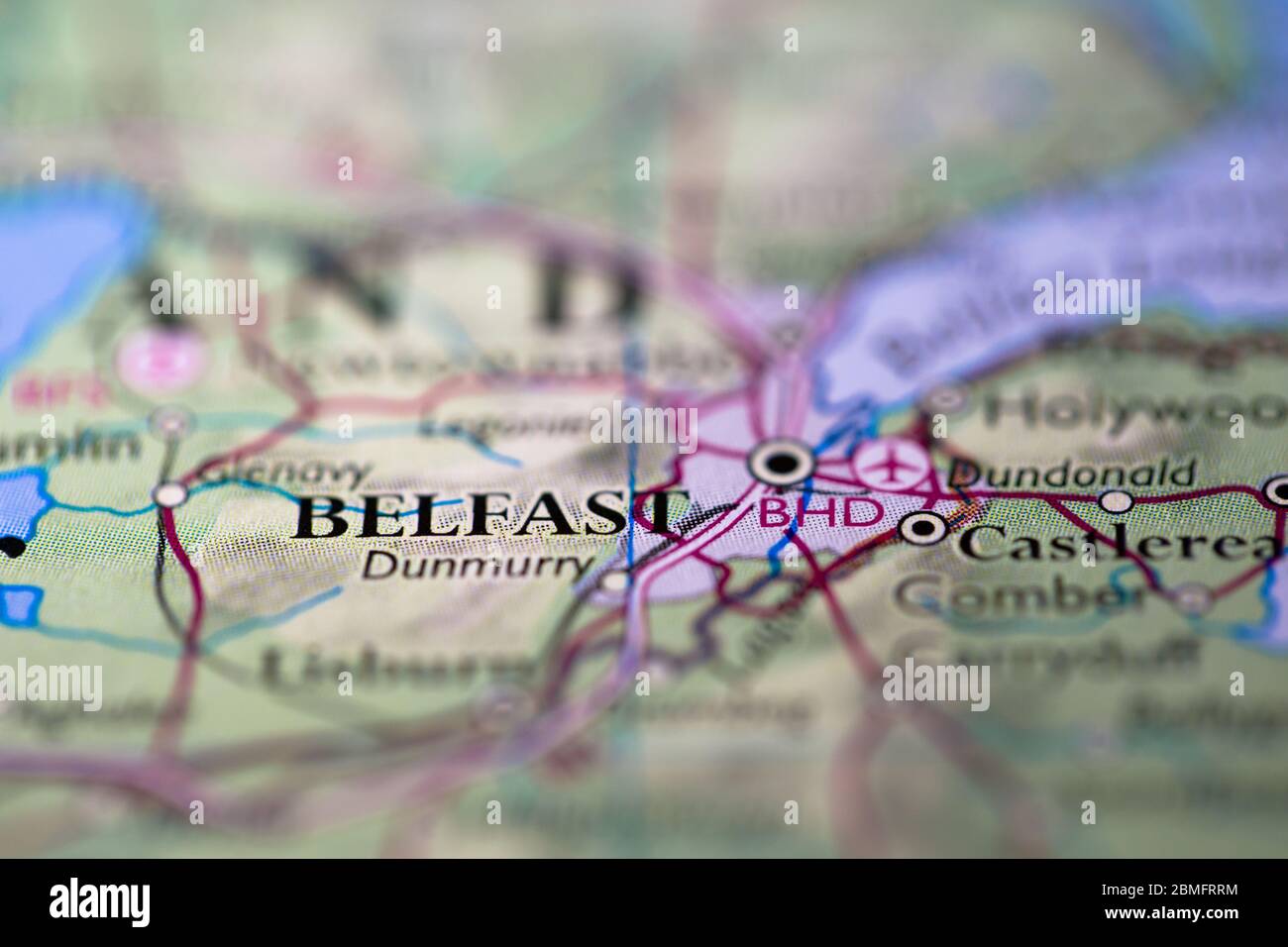 Geringe Schärfentiefe Fokus auf geografische Kartenposition der Stadt Belfast in Northern Island Großbritannien Europa Kontinent auf Atlas Stockfoto