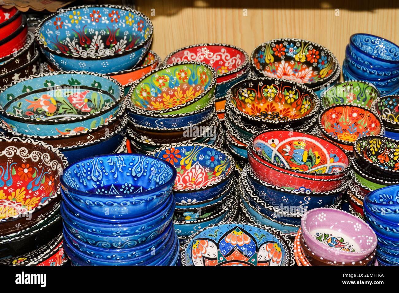 Orientalische bunte Keramik Schalen zum Verkauf auf dem Großen Basar in Istanbul, Türkei Stockfotografie
