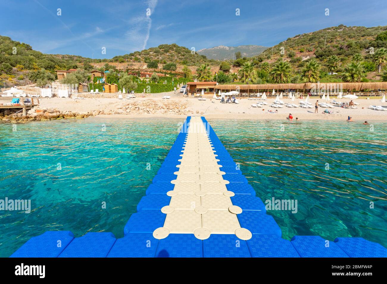 Ein schwimmender Steg an einem Strand, Kaş Belediyesi Halk Plajı, Kaş, Türkei Stockfoto