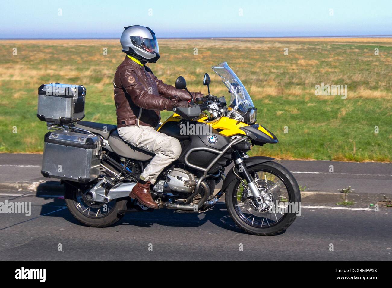 2011 BMW R 1200 GS Adventure TU; Motorradfahrer; Zweiradtransport, Motorräder, Fahrzeug, Straßen, Motorräder, Motorradfahrer, die auf der Küstenstraße in Southport, Großbritannien fahren Stockfoto