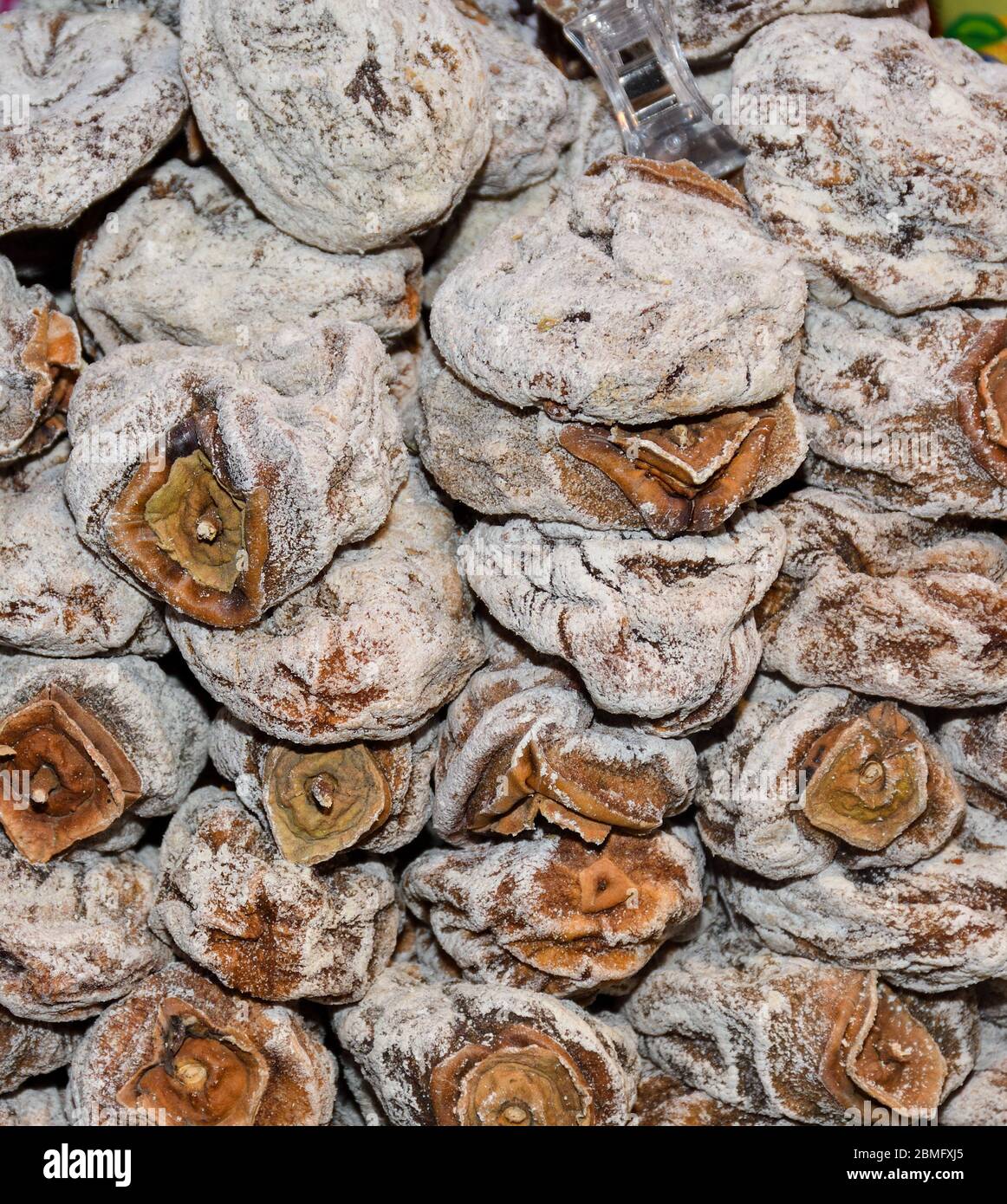 Getrocknete Früchte Datteln, Pflaumen, Aprikosen mit Walnussfüllung, zum Verkauf auf der Theke eines Geschäfts oder Geschäft auf der Straße. Trockene süße Früchte Dessert natürlich Bio Stockfoto