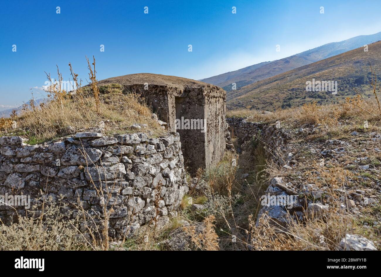 Militärbunkerruinen aus Beton, die in der kommunistischen Ära Albaniens errichtet wurden Stockfoto