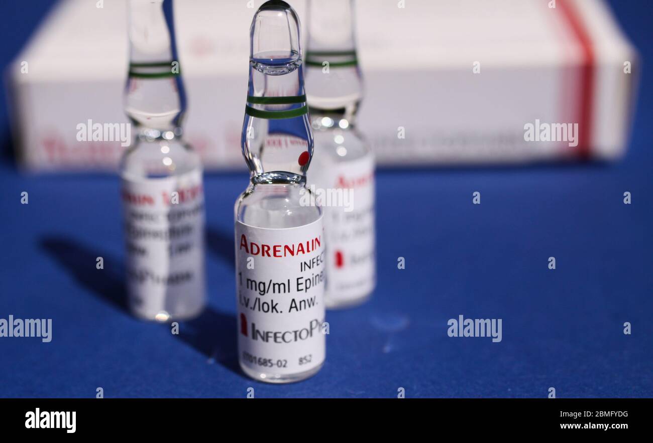 Viersen, Deutschland - 8. Mai. 2020: Nahaufnahme der Adrenalin-Medikamentenbox mit Injektionsfläschchen Stockfoto