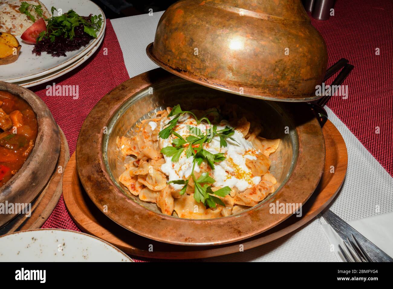 Manti ist ein außergewöhnliches Gericht aus der Türkei: Winzige, mit ...