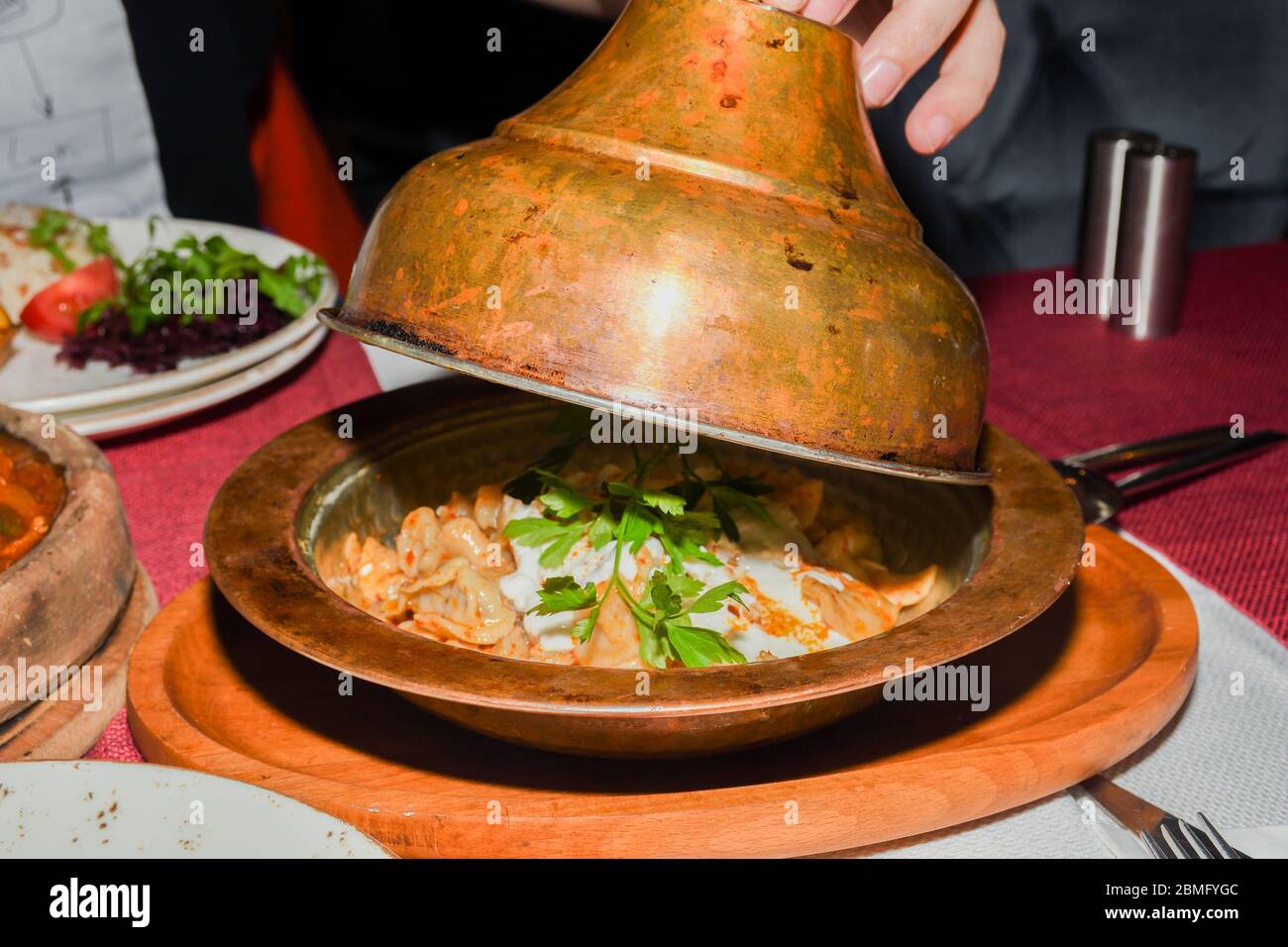 Manti ist ein außergewöhnliches Gericht aus der Türkei: Winzige, mit ...