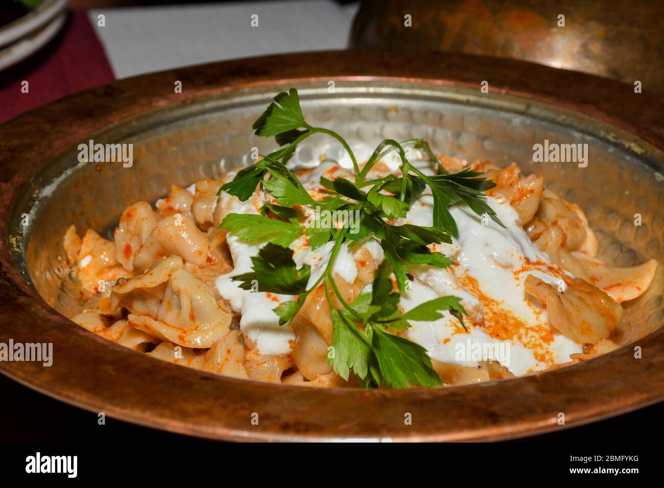 Manti ist ein außergewöhnliches Gericht aus der Türkei: Winzige, mit ...
