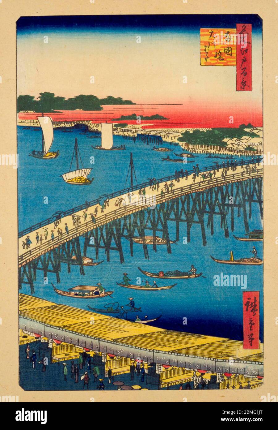 [ 1850er Japan - Ryogokubashi Brücke ] - Boote in der Nähe der Ryogokubashi Brücke über den Sumidagawa Fluss in Edo (aktuelle Tokyo), 1856 (Ansei 3). Dieser Holzschnitt ist Bild 59 in hundert berühmten Ansichten von Edo (名所江戸百景, Meisho Edo Hyakkei), einer Serie von Ukiyoe Künstler Utagawa Hiroshige (歌川広重, 1797–1858) erstellt. Es ist eine von 30 Sommerszenen der Serie. Titel: Ryogoku Brücke und die große Flussbank (両国橋大川ばた, Ryogokubashi Okawabata) 19. Jahrhundert Vintage Ukiyoe Holzschnitt. Stockfoto