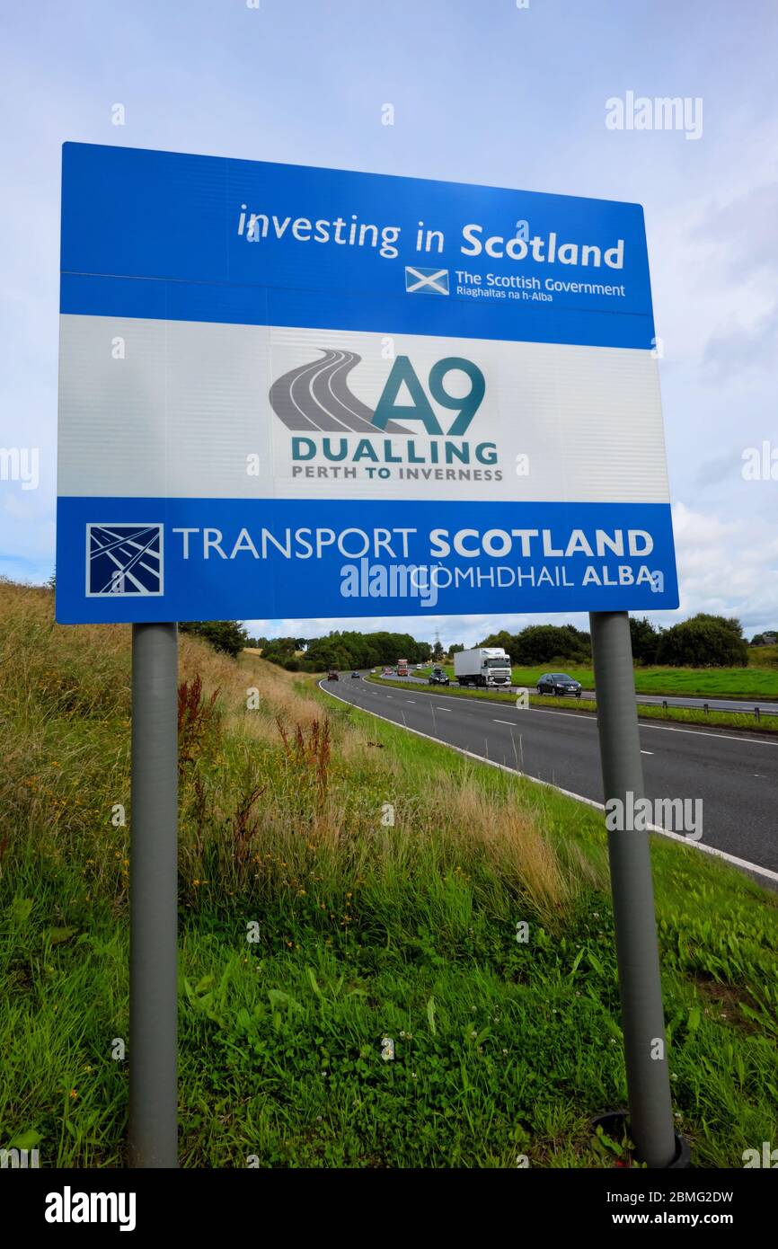 Straßenschild nördlich von Perth informiert Fahrer über Transport Scotland Pläne, die A9 Straße auf zweispurige Straße zu aktualisieren. Stockfoto Straßenschild nördlich von Perth informiert Fahrer über Transport Scotland Pläne, die A9 Straße auf zweispurige Straße zu aktualisieren. Stockfoto