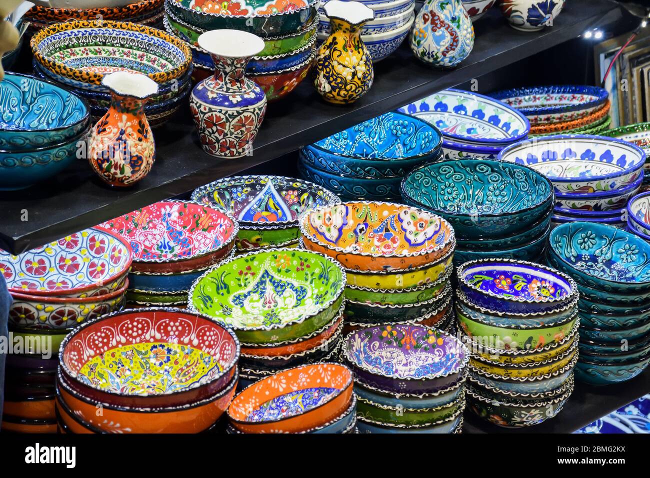 Sammlung türkischer Keramik im Großen Basar in Istanbul, Türkei. Türkische  bunte dekorative Keramik-Souvenir-Teller Stockfotografie - Alamy