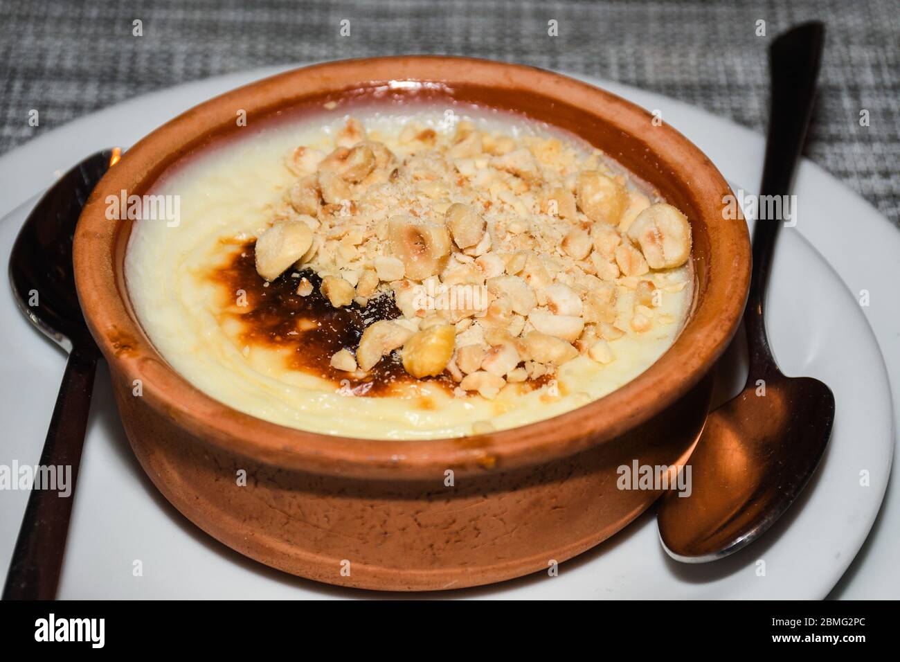 Fırın Sütlaç, Türkischer Gebackener Reispudding. Reis Pudding ist ein  Gericht aus Reis mit Wasser oder Milch und anderen Zutaten wie Zimt und ra  gemischt Stockfotografie - Alamy