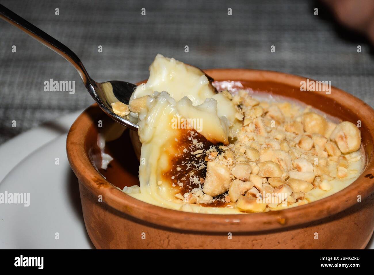 Fırın Sütlaç, Türkischer Gebackener Reispudding. Reis Pudding ist ein  Gericht aus Reis mit Wasser oder Milch und anderen Zutaten wie Zimt und ra  gemischt Stockfotografie - Alamy