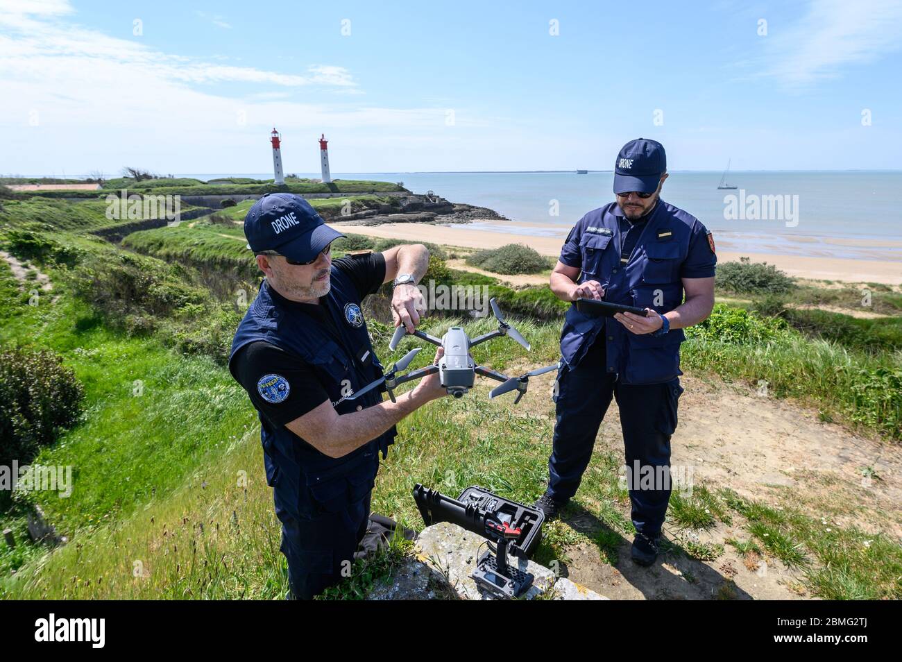 Aix Island (Westfrankreich), Ausbruch des Coronavirus und Quarantäne am 13. April 2020. Polizeibeamte (französische Gendarmen) benutzen Drohnen, um den Block durchzusetzen Stockfoto