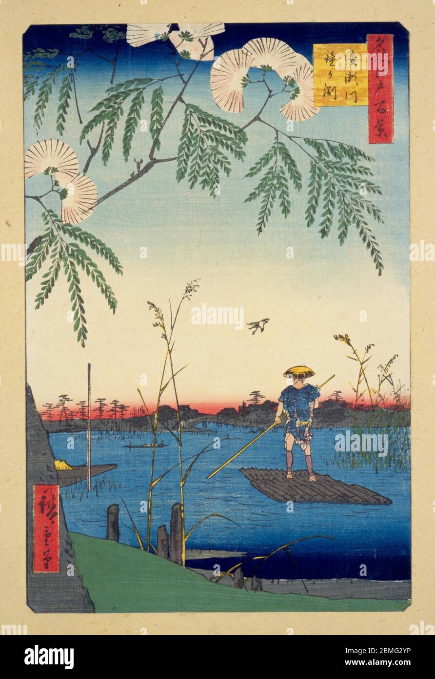 [ 1850er Japan - Japanischer Mann auf Holzfloß ] - EIN Mann navigiert auf einem Holzfloß am nördlichsten Punkt des Sumidagawa Flusses in Edo (heute Tokio), 1857 (Ansei 4). Dieser Holzschnitt ist Bild 63 in hundert berühmten Ansichten von Edo (名所江戸百景, Meisho Edo Hyakkei), einer Serie von Ukiyoe Künstler Utagawa Hiroshige (歌川広重, 1797–1858) erstellt. Es ist eine von 30 Sommerszenen der Serie. Titel: Der Ayase Fluss und Kanegafuchi (綾瀬川鐘か淵, Ayasegawa Kanegafuchi) 19. Jahrhundert Vintage Ukiyoe Holzschnitt. Stockfoto