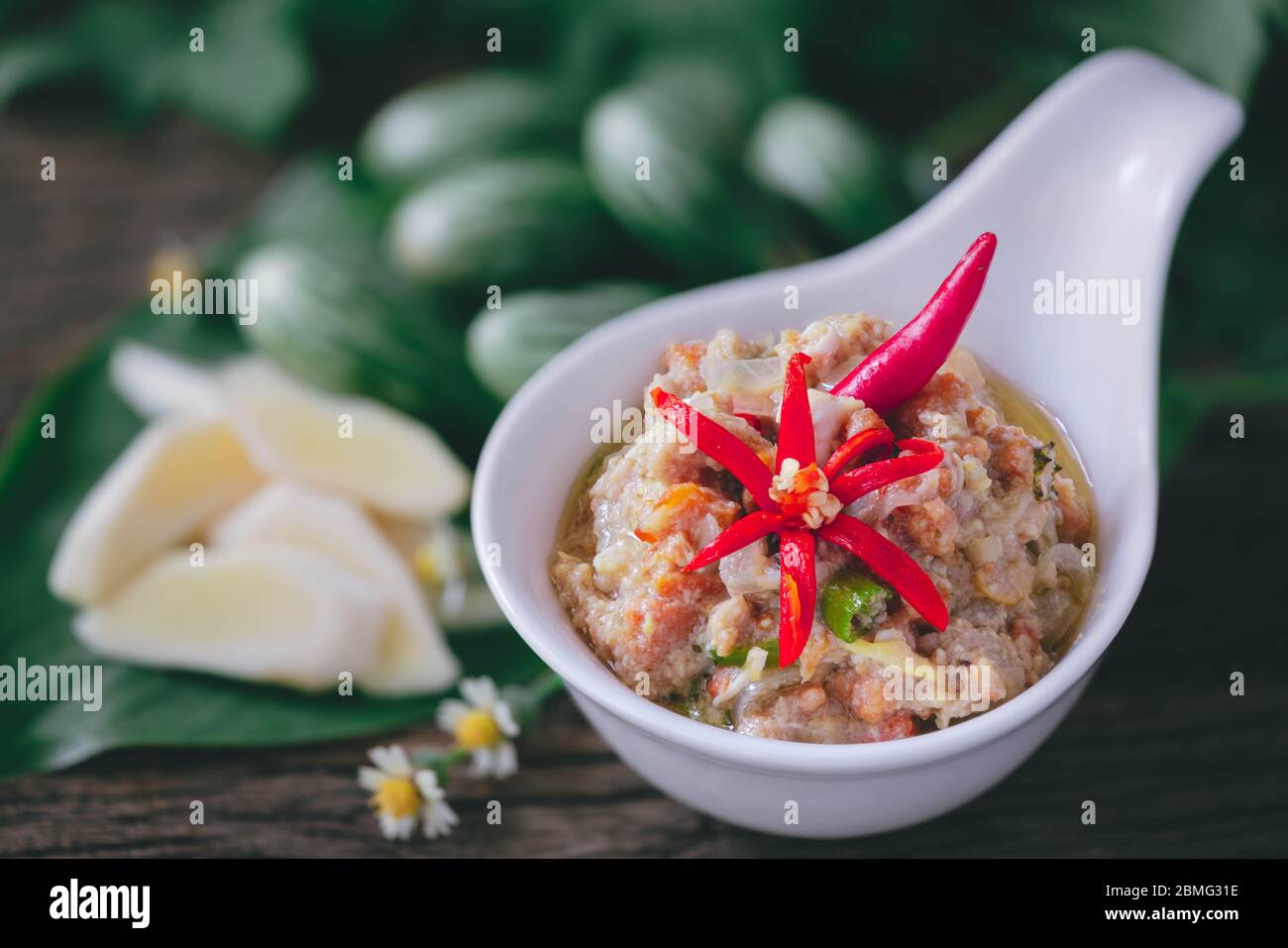 Krabbenroe in Coconut Chili Dip mit Gemüse auf Holzhintergrund Stockfoto