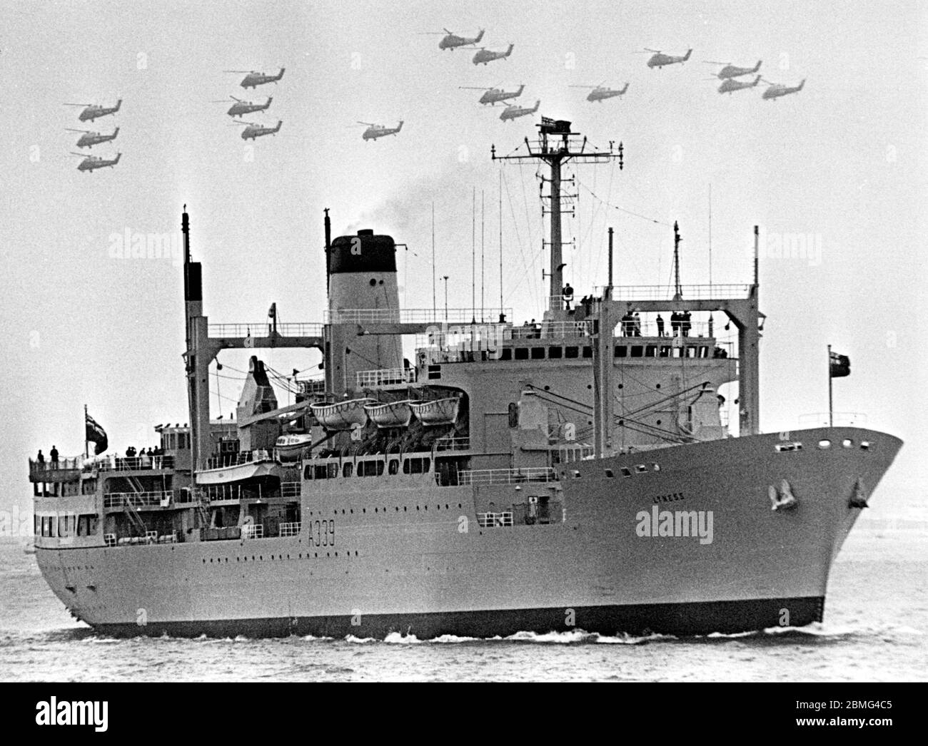 AJAXNETPHOTO. 1977. SPITHEAD, ENGLAND. - SILVER JUBILEE FLYPAST - DAS RFA-SCHIFF LYNESS IM RAHMEN DES SILVER JUBLEE FLOTTENREVIEW ALS WESSEX HUBSCHRAUBER-GESCHWADER ÜBER DEM KOPF FLIEGT. FOTO: JONATHAN EASTLAND/AJAX REF: LYNESS SJ77 Stockfoto