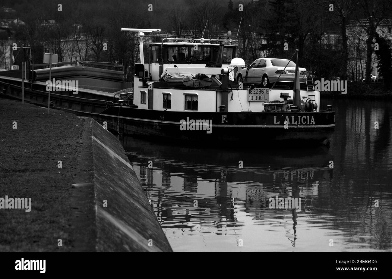 AJAXNETPHOTO. 2012. BOUGIVAL, SEINE, FRANKREICH. - WARTEN - DIE MODERNE MOTORSCHIFFFAHRT 'L'ALICIA' HÄLT FÜR EINE ÜBERNACHTUNG AM UFER DER SEINE BEI BOUGIVAL.FOTO:JONATHAN EASTLAND/AJAX REF:DX0601 BW3146 Stockfoto