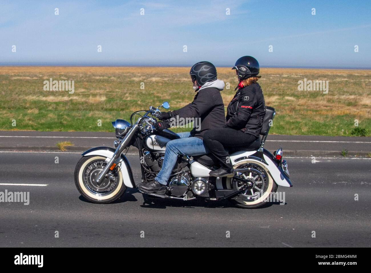 2005 Yamaha XV 1700; Motorradfahrer; Zweiradtransport, Motorräder, Fahrzeug, Straßen, Motorräder, Motorradfahrer, die auf der Küstenstraße in Southport, Großbritannien, fahren Stockfoto