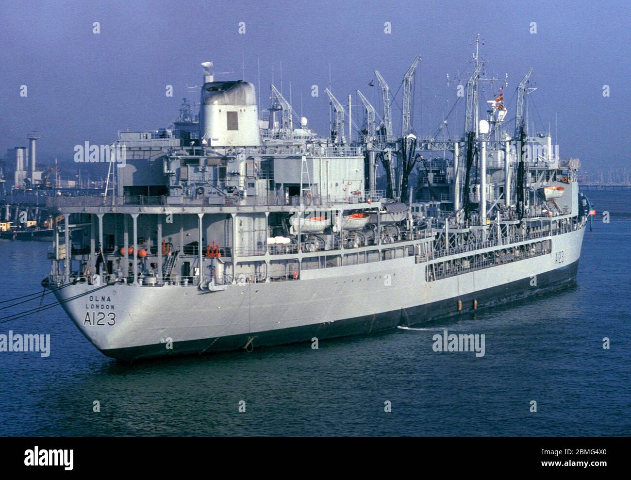 AJAXNETPHOTO. 1990ER JAHRE. GOSPORT, ENGLAND. - DER HILFSTANKER DER ROYAL FLEET OLNA HAT ENDE DER 1990ER JAHRE IN GOSPORT FESTGEMACHT. FOTO: JONATHAN EASTLAND/AJAX REF:22506 3 08 Stockfoto